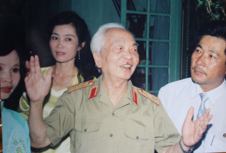 ບັນ​ດາ​ຮູບ​ພາບ​ກ່ຽວ​ກັບ​ພົນ​ເອກ ຫວໍ​ງວຽນ​ຢາບ ຜູ້​ທີ່​ມີ​ຄວາມ​ປີ​ຊາ​ສາ​ມາດ​ດ້ານ​ການ​ທະ​ຫານ​